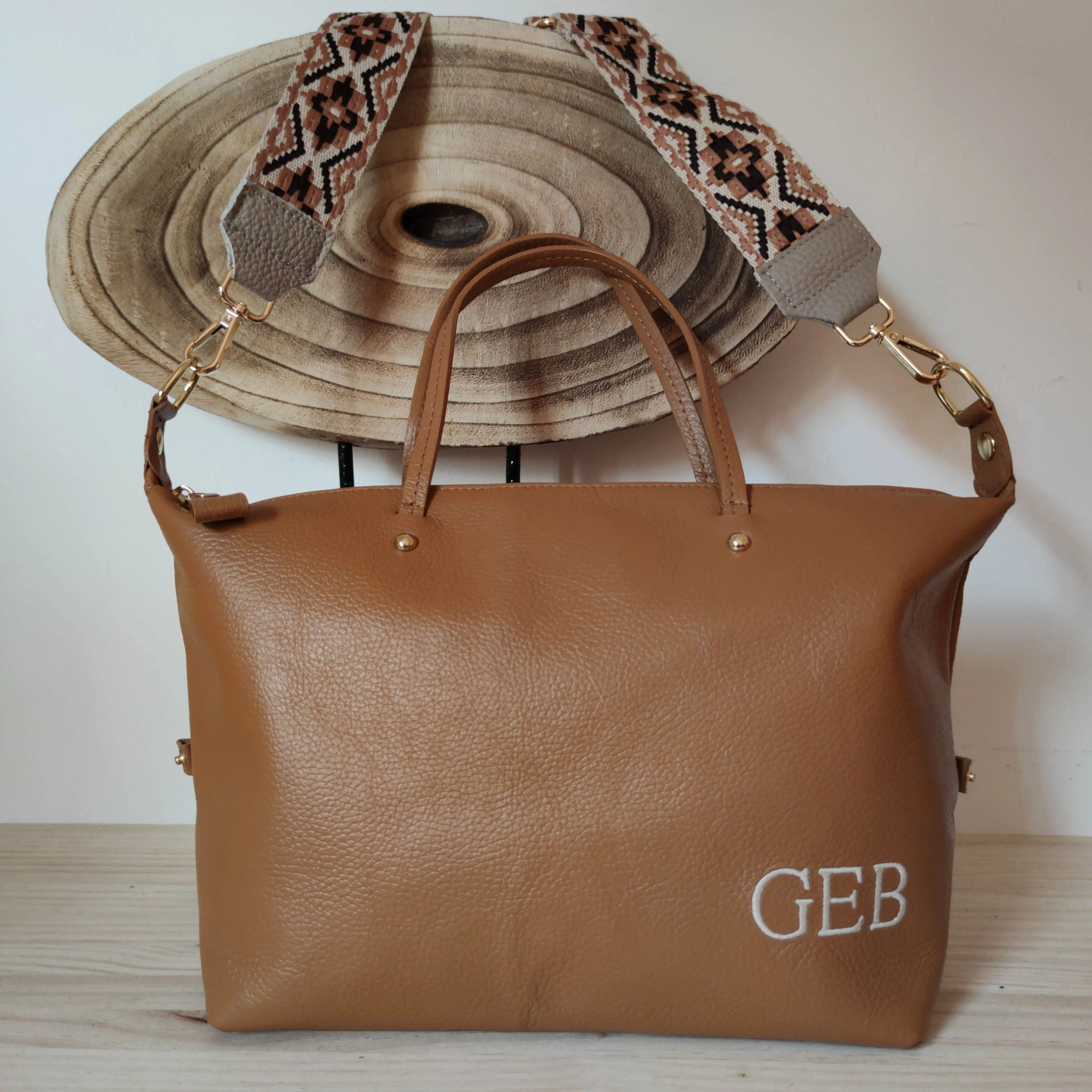 Bolso piel camel iniciales bordadas