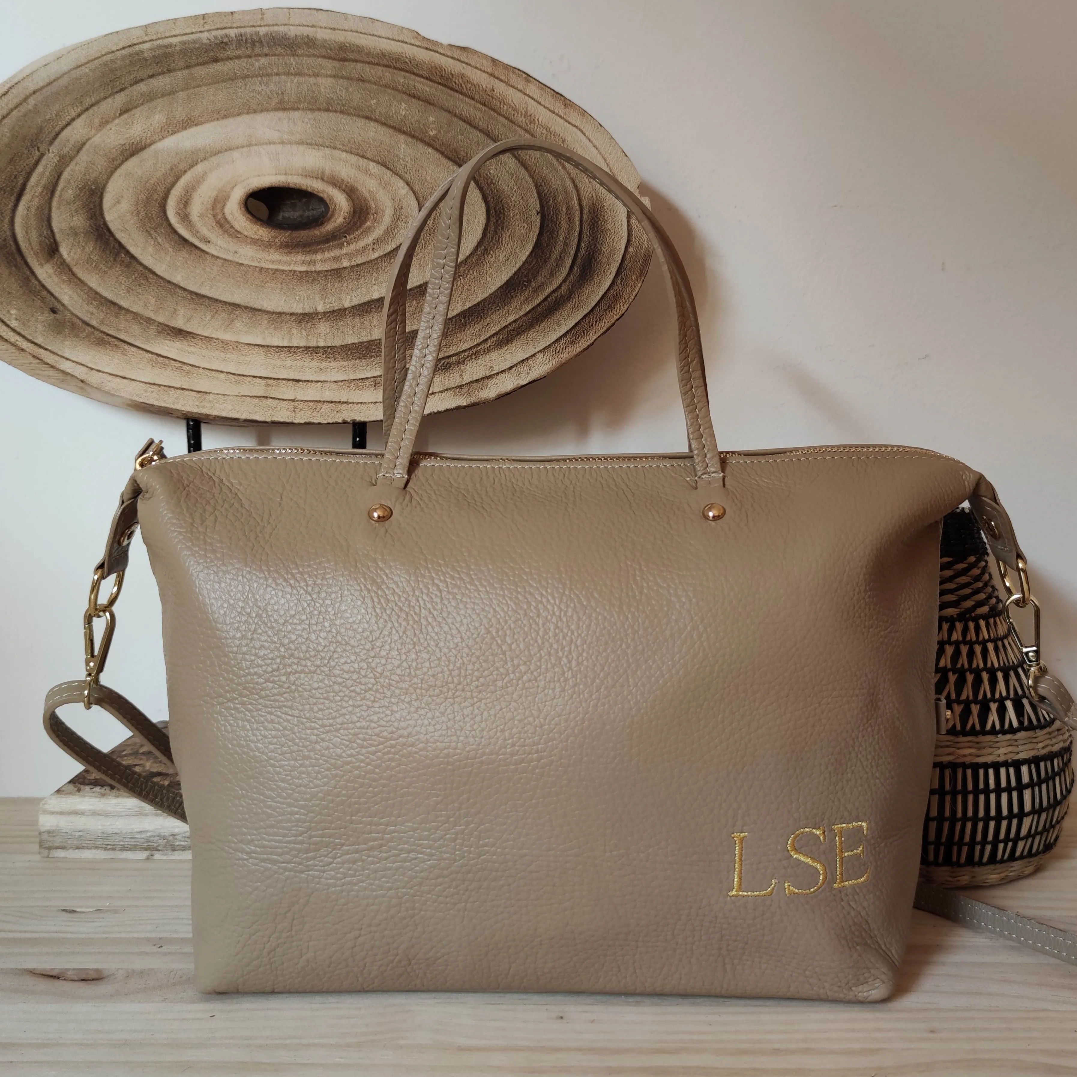 Bolso piel taupe iniciales bordadas