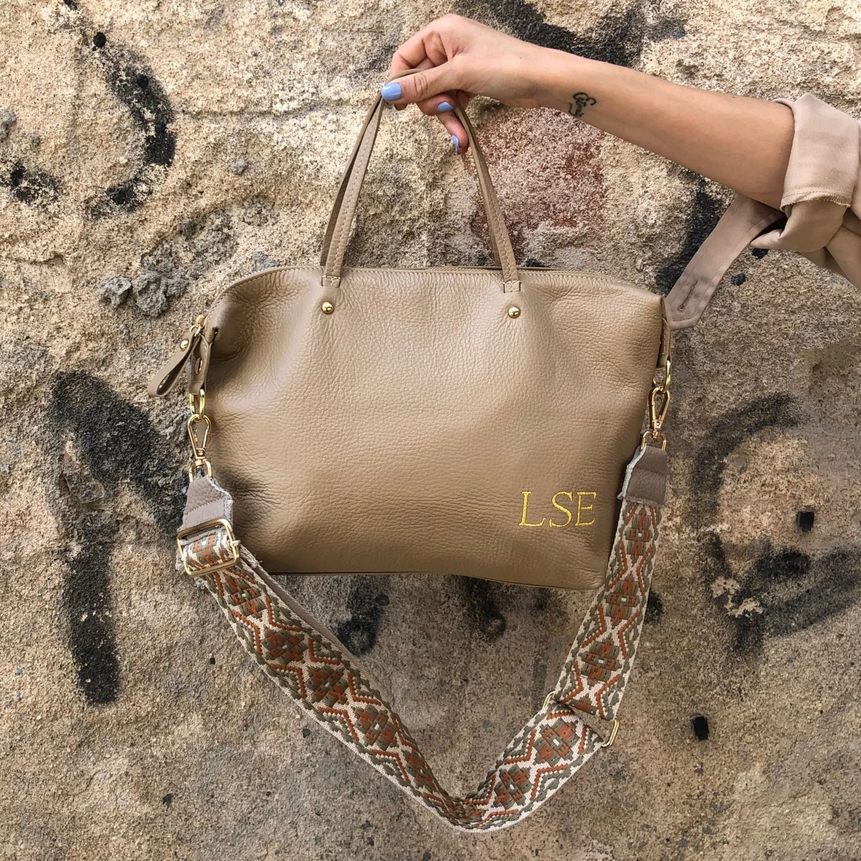 Bolso piel taupe iniciales bordadas