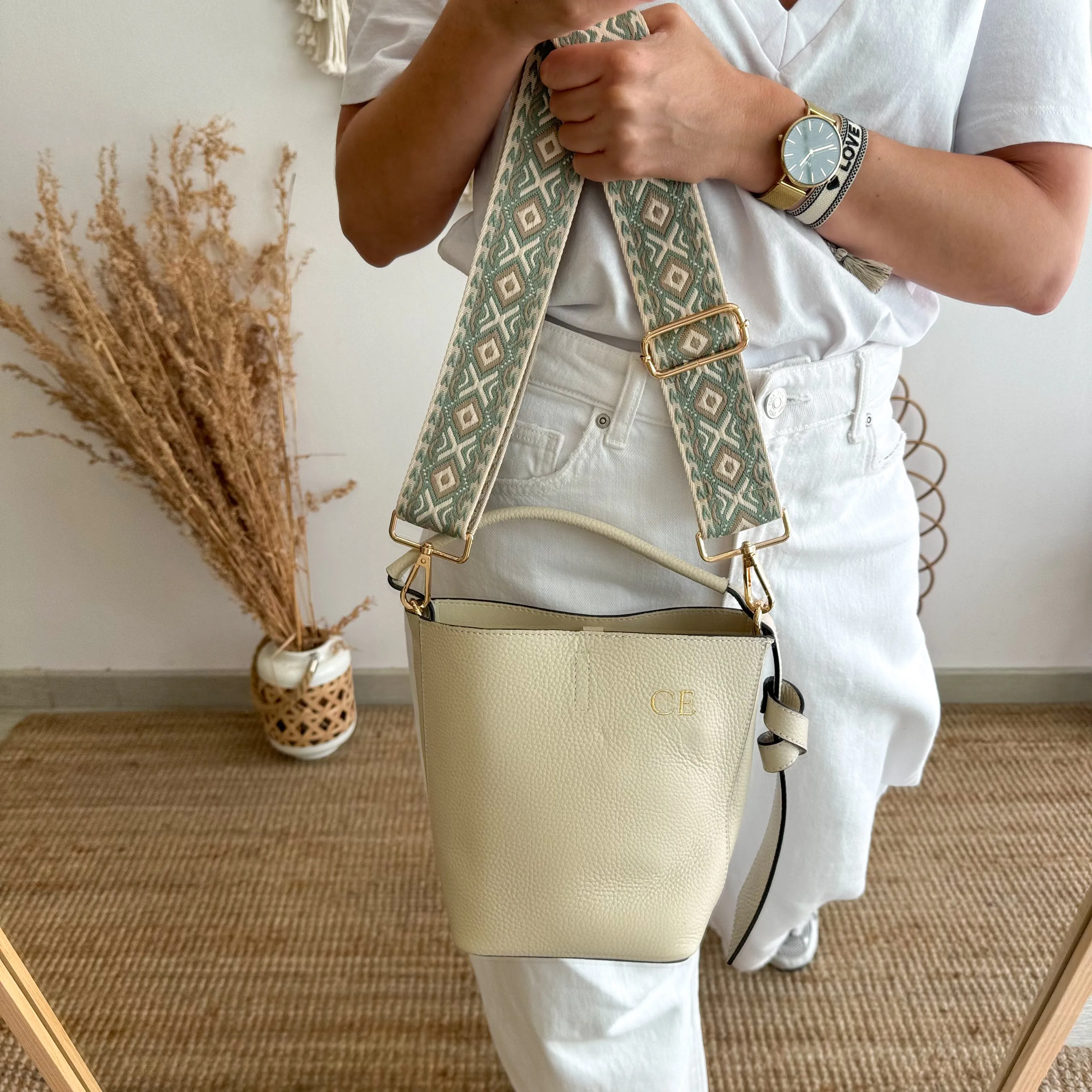 Bolso piel trapecio nudo iniciales bordadas beige