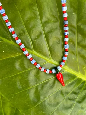 Collar con cerámica azul, bolitas rojas y chili de cristal