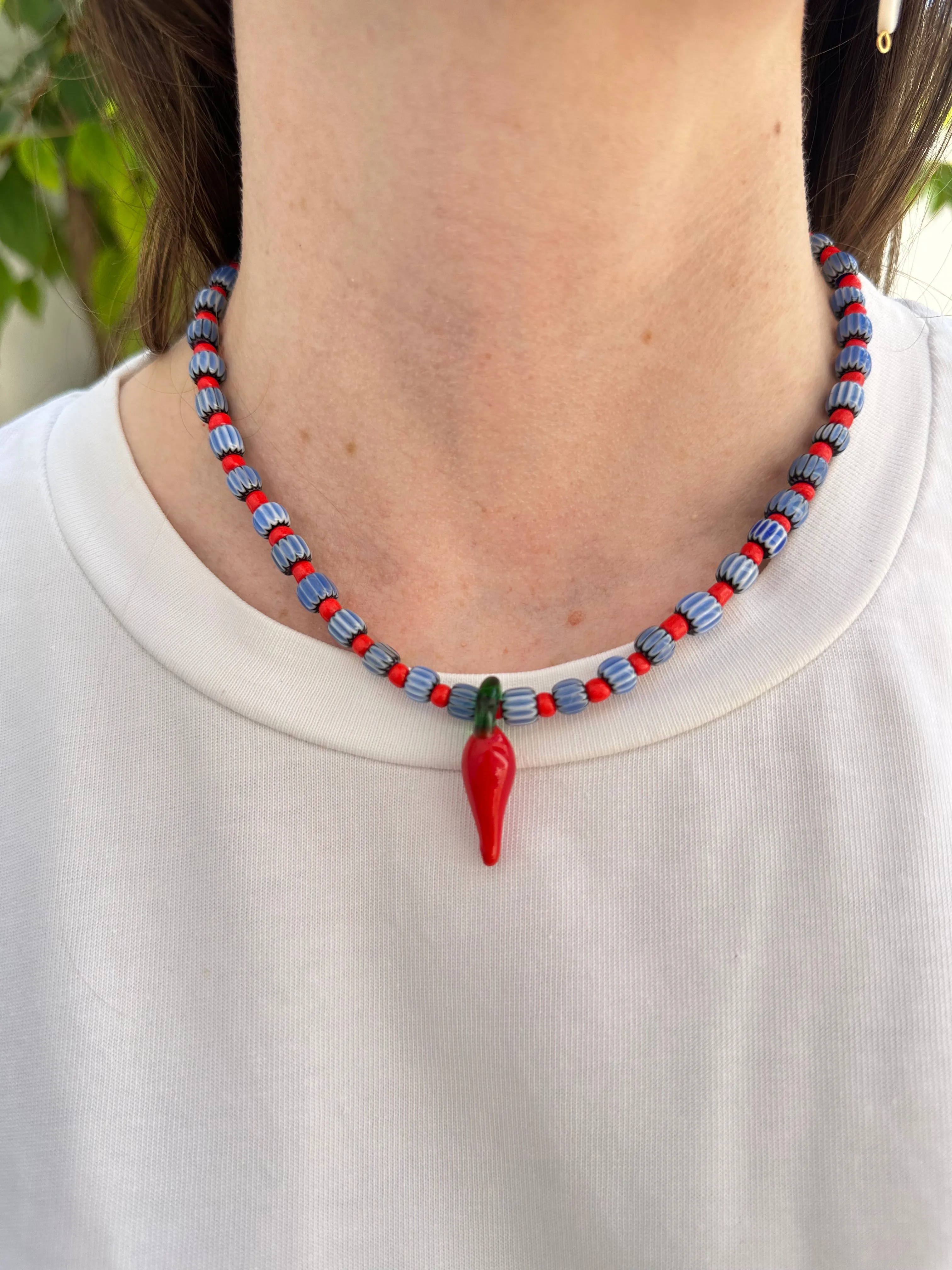 Collar con cerámica azul, bolitas rojas y chili de cristal