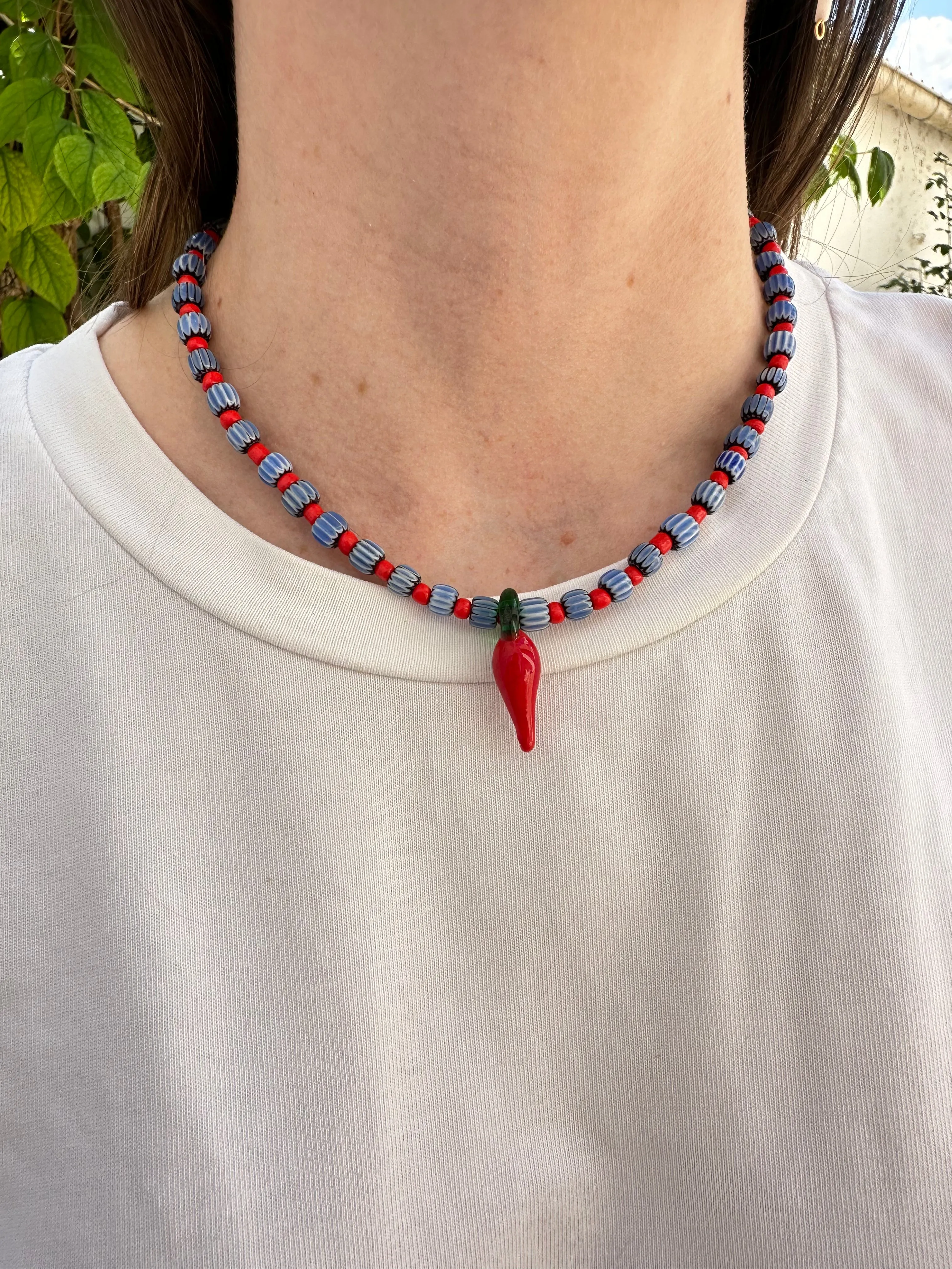 Collar con cerámica azul, bolitas rojas y chili de cristal