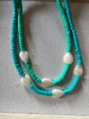 Collar de arcilla polimérica azul fosforito con tres lágrimas de nácar